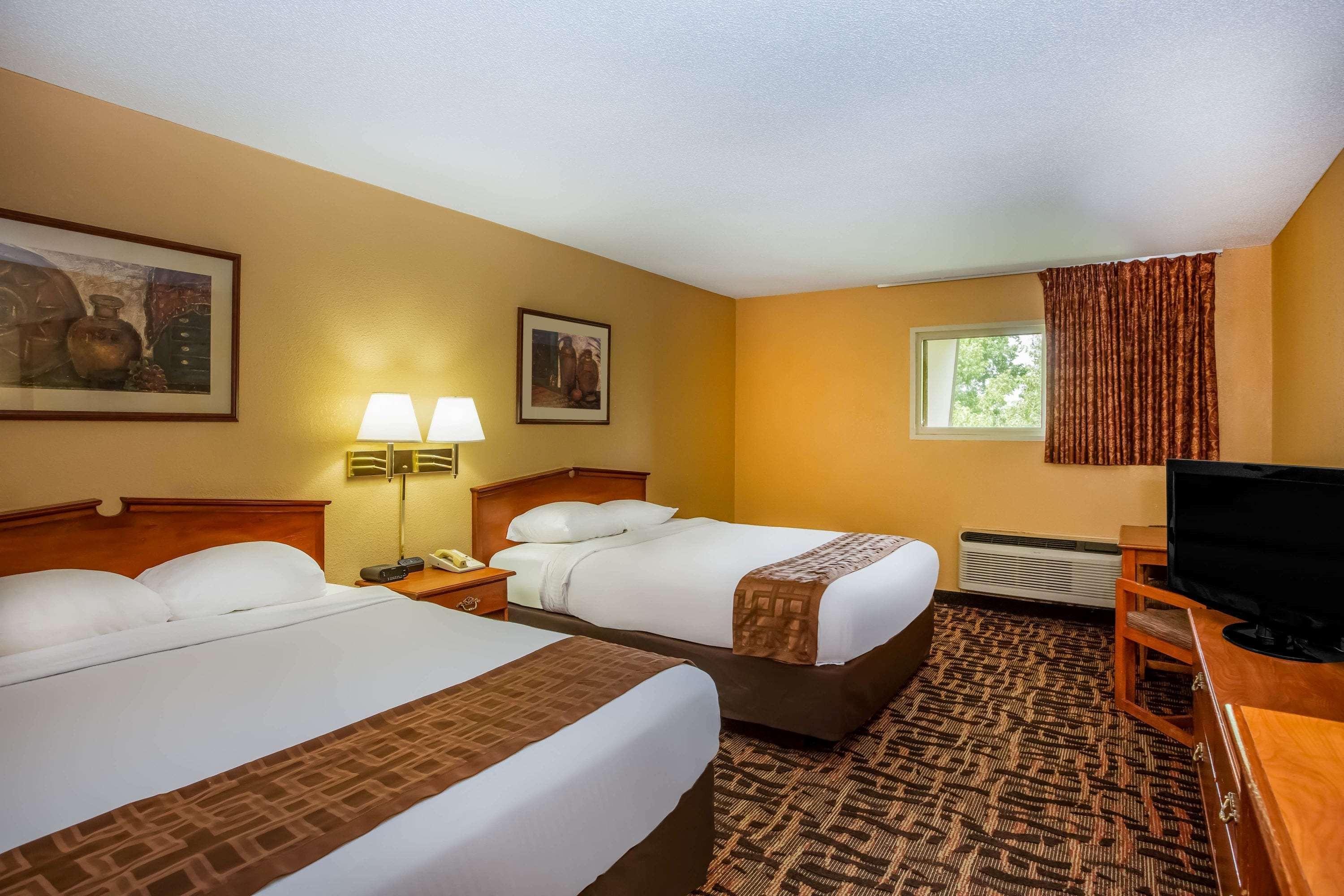 Super 8 By Wyndham Lawrence Ku Hotel Exterior photo