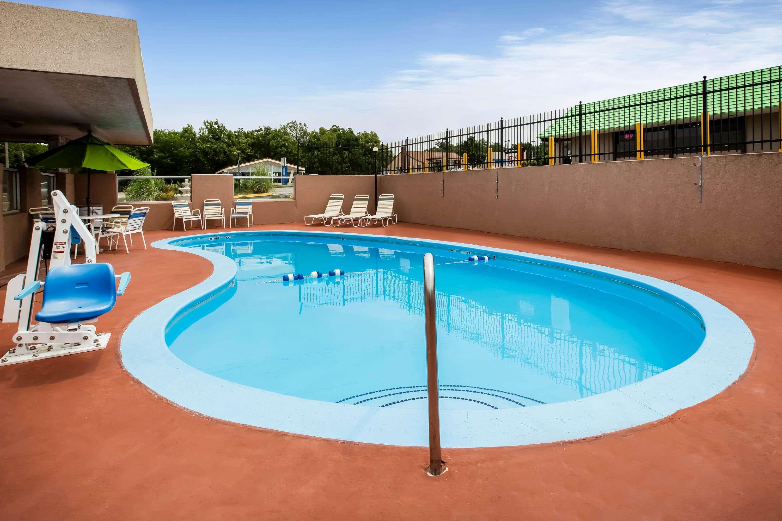 Super 8 By Wyndham Lawrence Ku Hotel Exterior photo