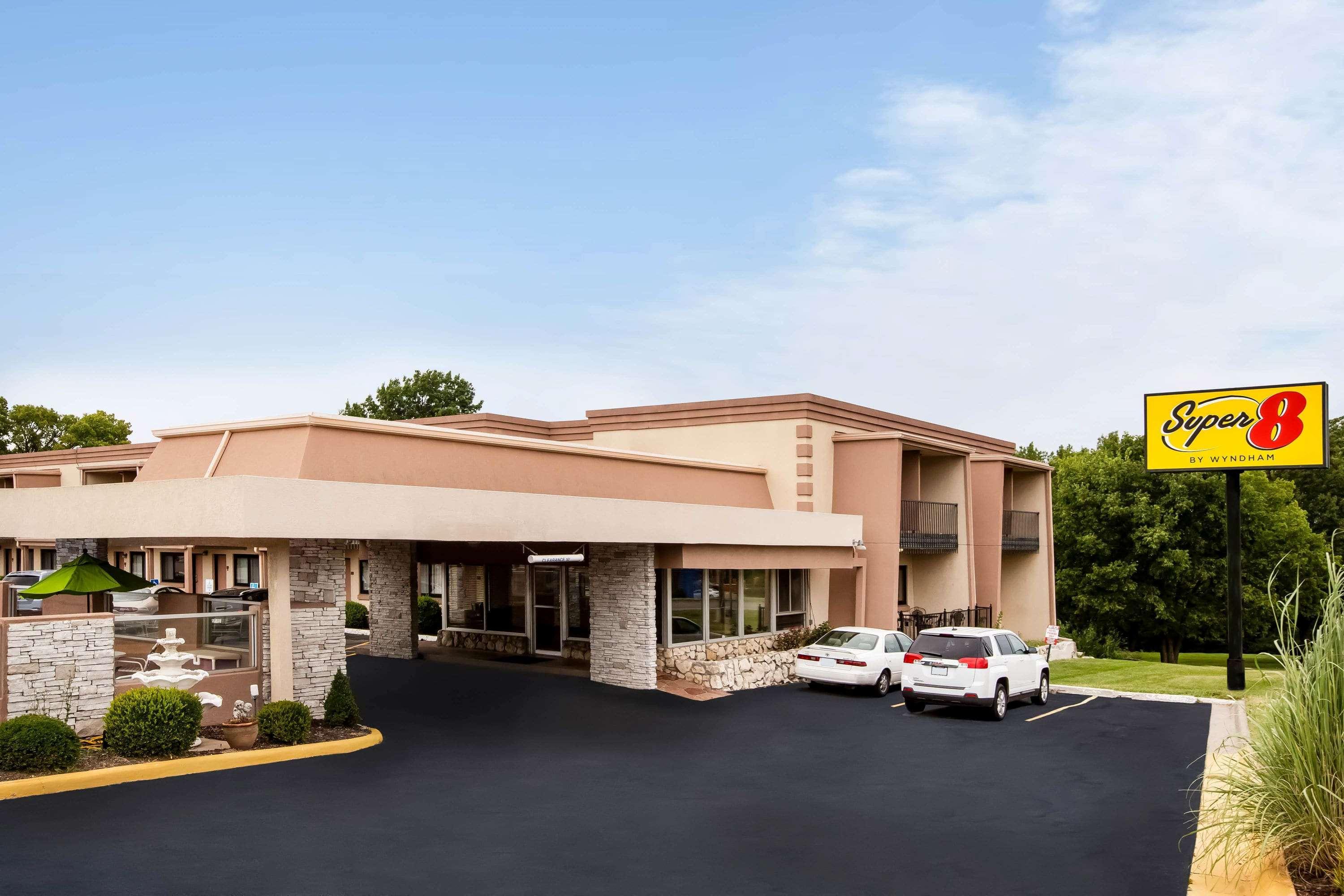 Super 8 By Wyndham Lawrence Ku Hotel Exterior photo