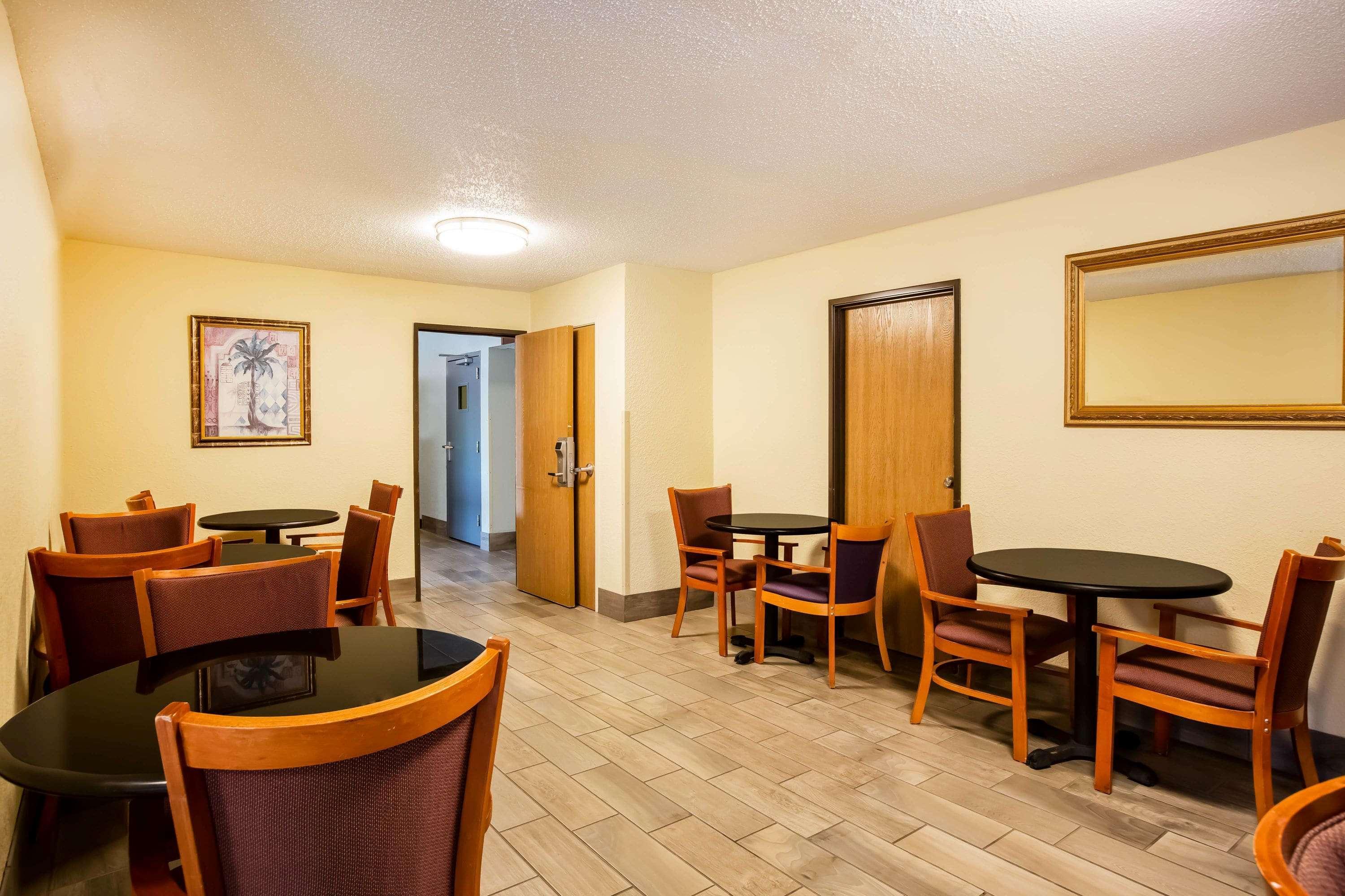 Super 8 By Wyndham Lawrence Ku Hotel Exterior photo