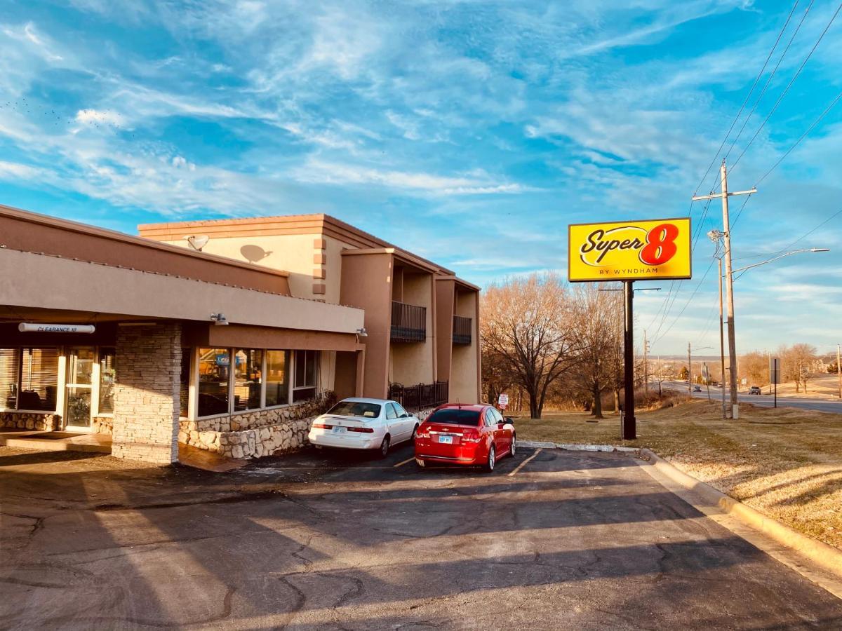 Super 8 By Wyndham Lawrence Ku Hotel Exterior photo