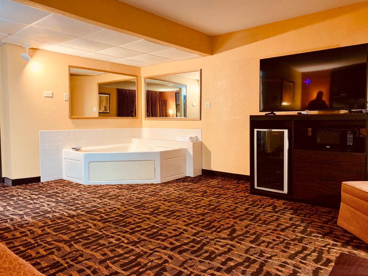 Super 8 By Wyndham Lawrence Ku Hotel Exterior photo